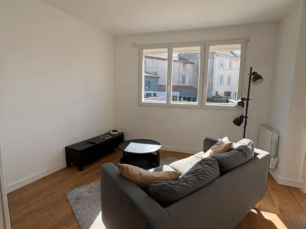 Studio meublé 30 m² rénové avec balcon - Hyper centre Bressuire