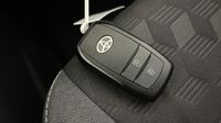 Toyota Yaris 116h Design 5p MC24 — photo 16