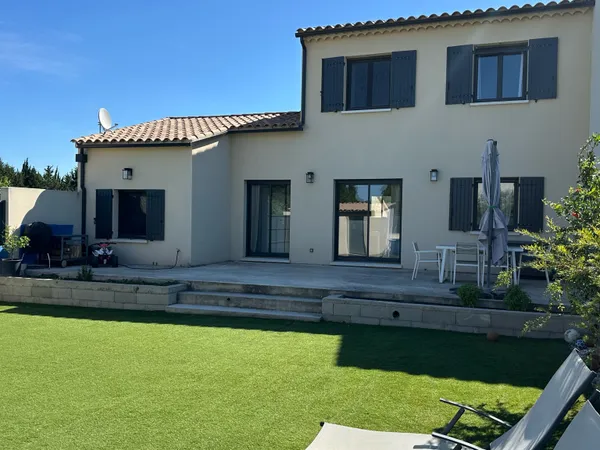 Villa récente 3 chambres avec terrasse et carport