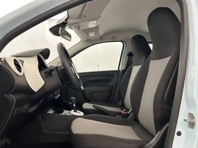 Renault Twingo iii e-tech — photo 18