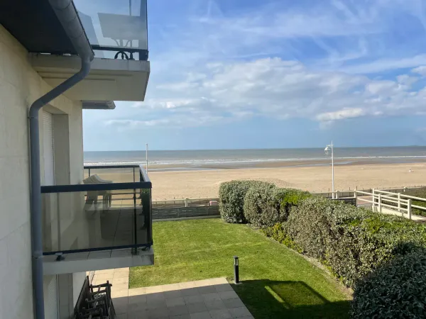 Appartement en front de mer avec accès direct sur la plage de Bénerville