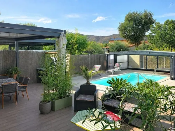 Villa 3 faces avec 4 chambres, piscine chauffée et beaux extérieurs !