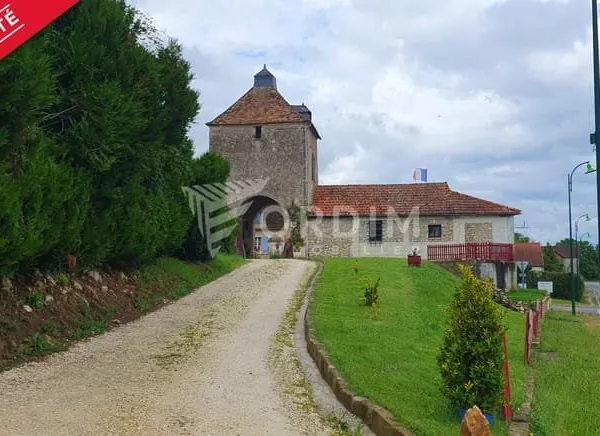 Authentique propriété en pierre avec cour intérieure, grange, colombier et vue sur le canal