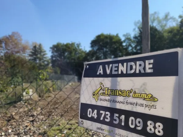 À Orléat, terrain constructible de 1295m2