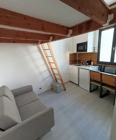 Studette meublée intra-muros - Bail étudiant 9 mois - 490 CC - Disponible mi-septembre