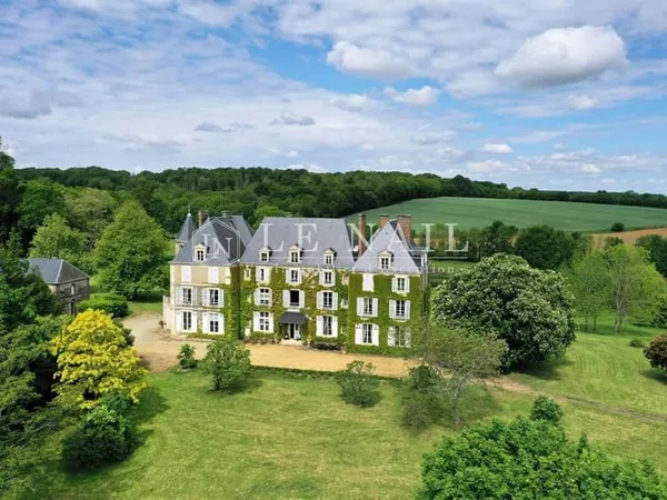 Élégant château au coeur d'un domaine exceptionnel de 187 ha dans