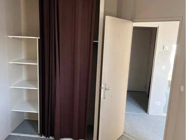 Magnifique appartement 2 pièces à vendre loué 800 euros par mois locataire sérieux proche gare de to