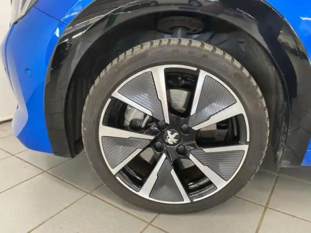 Peugeot 208 e- 136ch gt pack — photo 9
