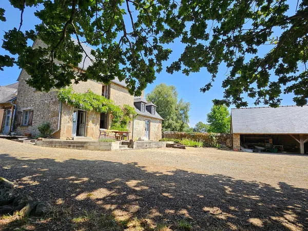 Authentique longère de caractère au coeur de la campagne mayennaise
