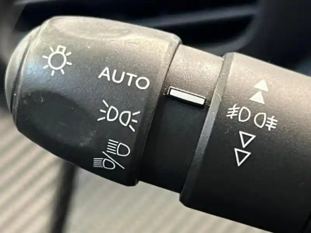 Peugeot 2008 e- 136ch allure business — photo 12