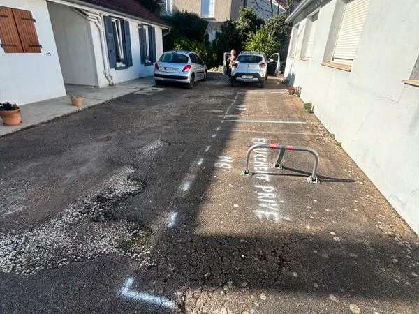 Place de parking sainte Savine proche Gare