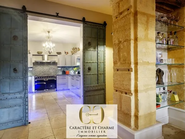 Sarlat. Propriété en pierre 340 m2 habitables - Cour intérieure - Ascenseur - Prestations haut de ga