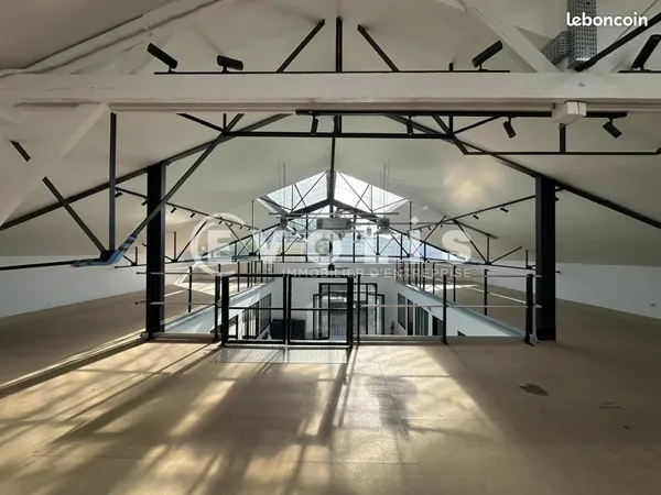 Bureau 700 m²