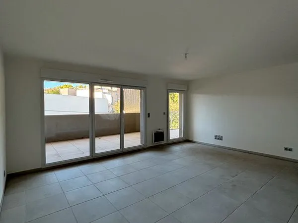 T4 96 m² avec terrasse de 25 m² - 2ème étage - Istres