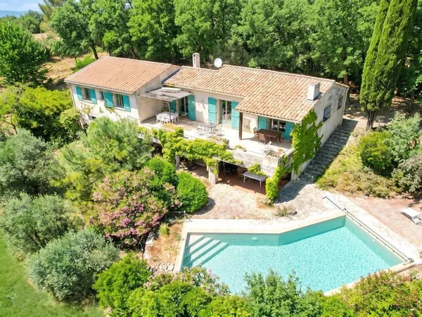 A vendre à Callas Maison avec 6.500 m² de terrain dans la natu