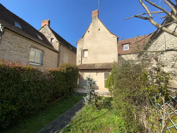 A vendre, centre de ville de Gramat, maison en pierre avec jardin, 2 chambres, garage, commerces à p