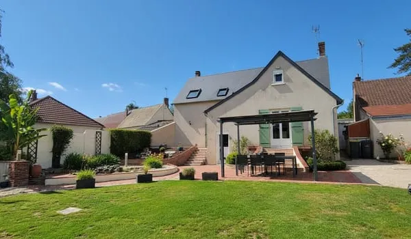 GRANDE MAISON FAMILIALE DANS LA VALLEE DE LA CONIE
