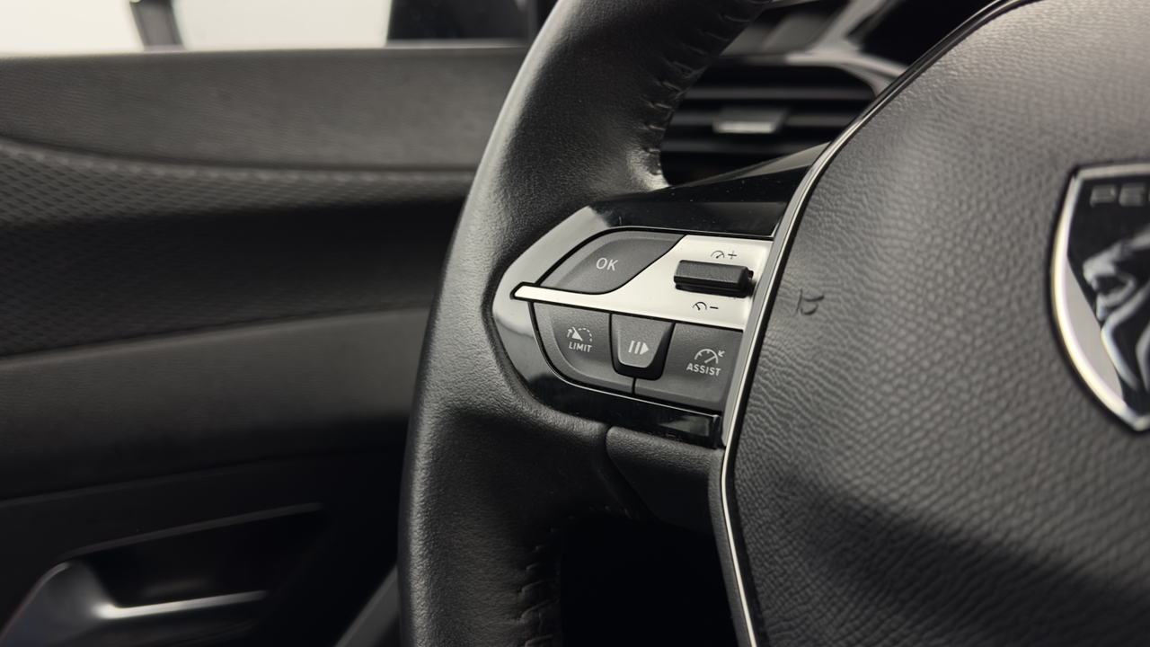 Peugeot 308 SW PHEV 180 e-EAT8 — photo 13