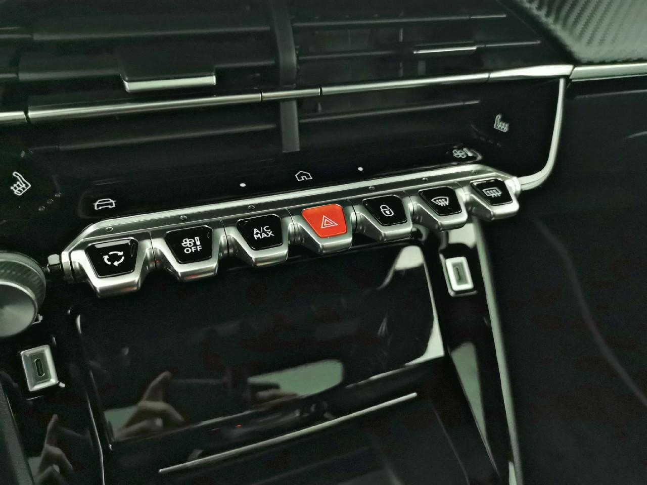 Peugeot 208 hybrid 136 e-dcs6 gt — photo 32