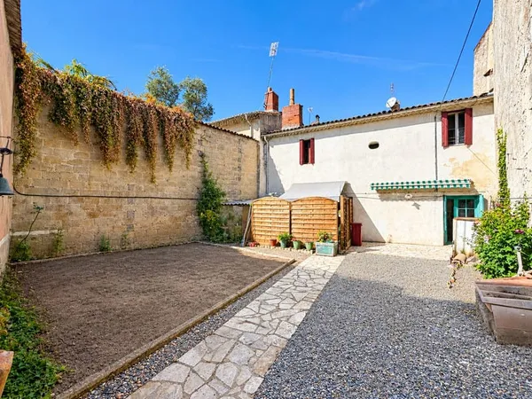 Ensemble immobilier composé d'une maison à rénover et d'un