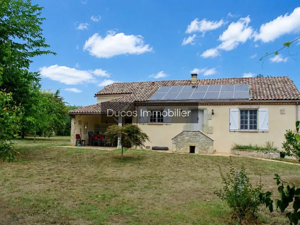 Ensemble immobilier avec maison principale et appartement in