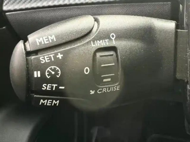 Peugeot 2008 e- 136ch style — photo 13