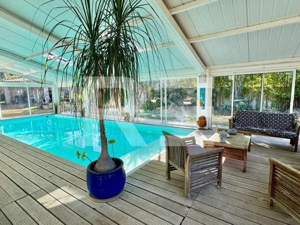 Maison atypique, piscine, jardin, double garage, atelier