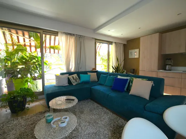 F3 Nice - Promenade Gambetta - traversant vue mer