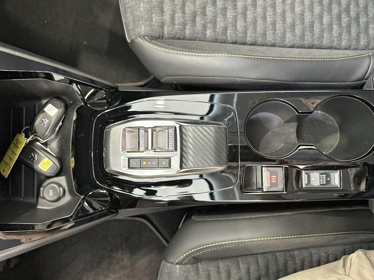 Peugeot 2008 1.2 puretech 130ch s&s roadtrip eat8 — photo 15