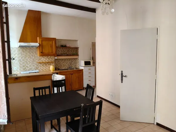 Studio meublé 30m² — Hypercentre Nîmes, entre Arènes et Lycée Daudet
