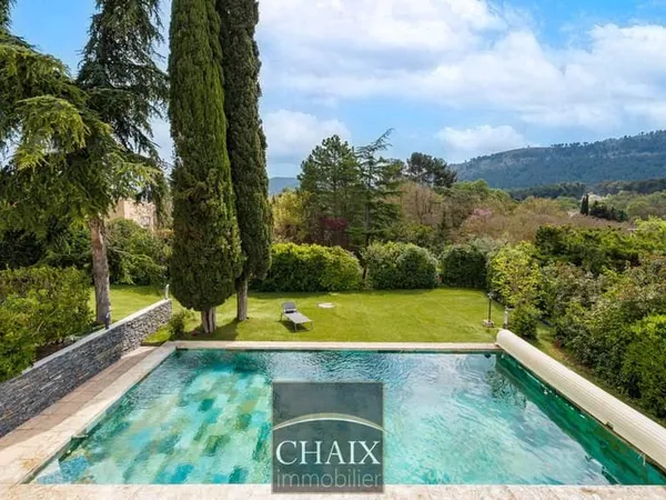 Contemporaine et charme dans un écrin de verdure