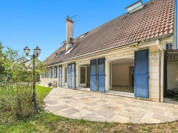Maison 7 pièces 250 m²