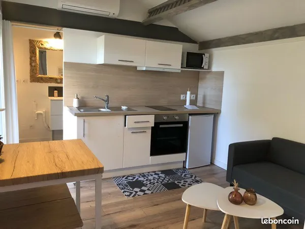 Studio meublé 25 m2 parking/jardin+eau/elect compris