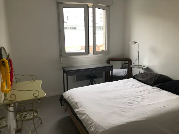 Loue chambre dans appartement familial, Paris XIe