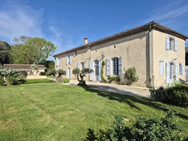 Ensemble immobilier de prestige avec maison bourgeoise, dépendances, piscine et lac - Entre Agen et 