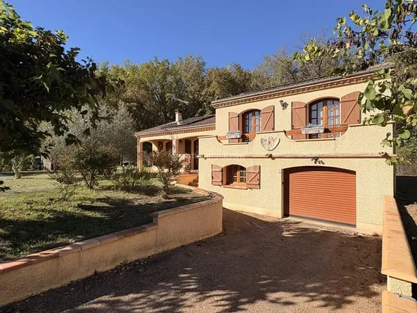 Villa T5 sur terrain de 2 500 m²