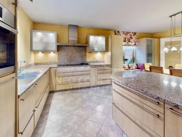 Maison 7 pièces 222 m²