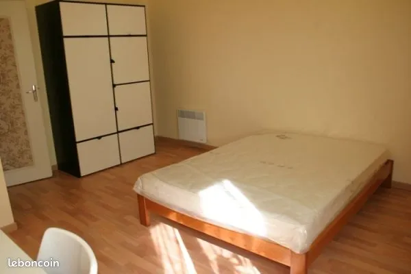 Chambre dans maison en colocation proche transport et commerces