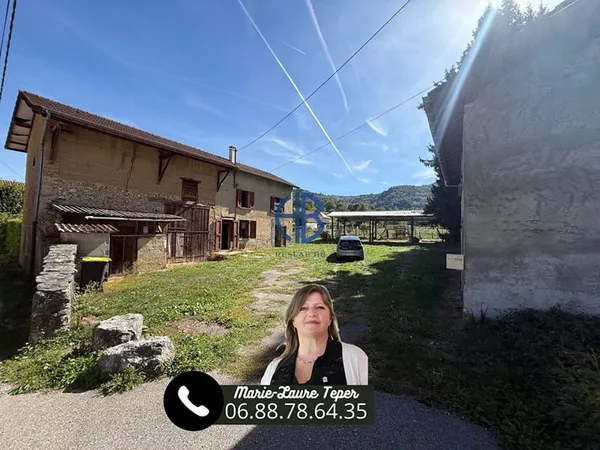 Ferme sur 900 m2 de terrain