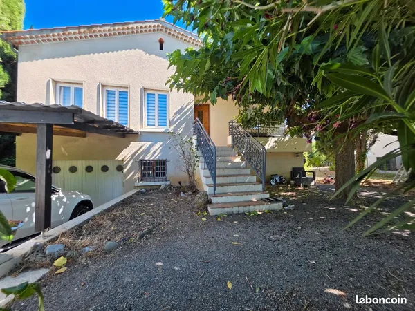 Jolie maison individuelle avec garage et terrain clôturé