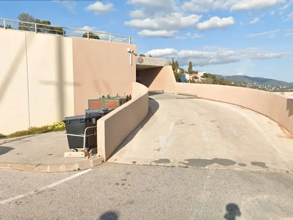 Garage fermé à louer