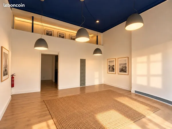 Boulevard Carnot, Lille : 52 m² VITRINE + mezzanine, jusqu'à 5 postes, PMR, sans frais d'agence