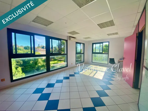 rès beau local commercial ou bureau à usage professionnel de 65m2 avec un balcon et une place de par