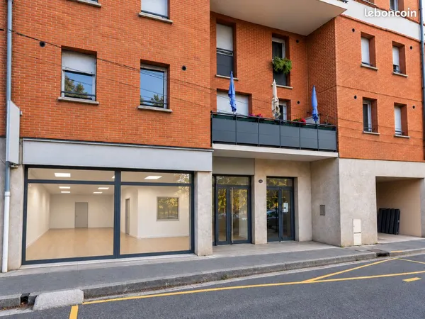 Local / Bureaux 55 m² - vitrine - MINIMES / BARRIERE DE PARIS - Métro à 2 min - SANS HONORAIRES
