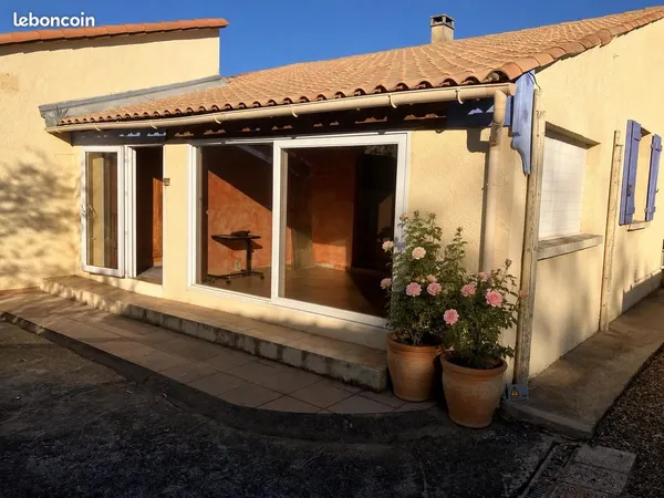 Maison de plain-pied 95 m² habitables + 36 m² de dépendances • Terrain de 413 m² • Prix : 269 000