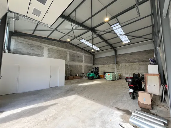 Local / Bureau avec espace de stockage de 220 m2