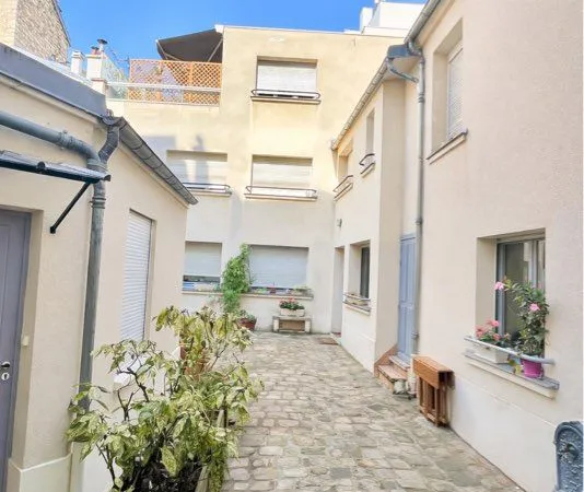 Rare Superbe T2 meublé entièrement neuf avec cour fleurie + cave - ibre immédiatement 85 rue de l'Am