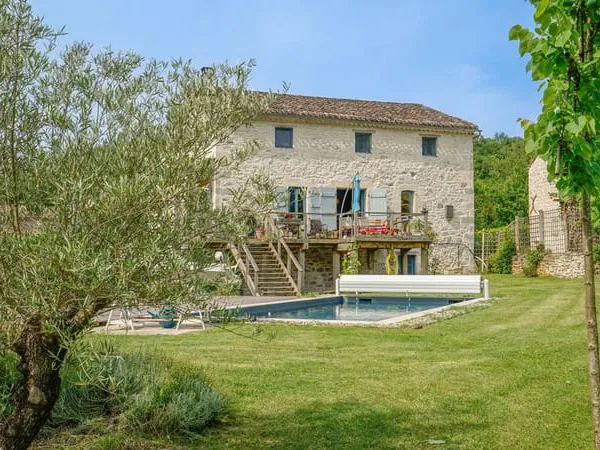A 5 minutes de Montcuq : maison de hameau en pierre rénovée de 147 m2, équipée d'une pompe à chaleur