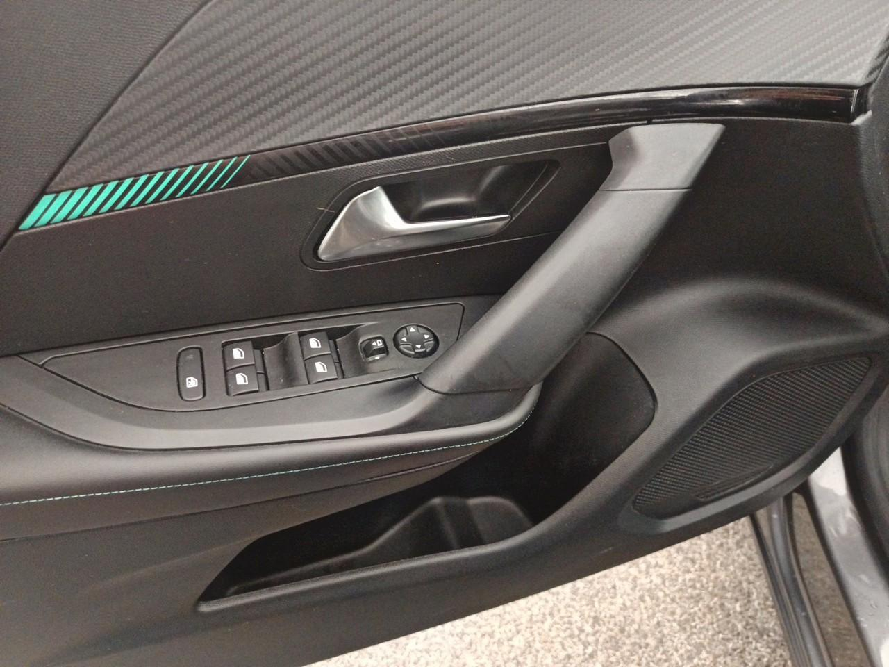 Peugeot 2008 puretech 130 s&s eat8 allure pack — photo 20