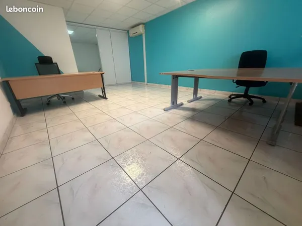 À LOUER ENSEMBLE DE 2 LOCAUX 93,11 m² SAINT-LOUIS CENTRE